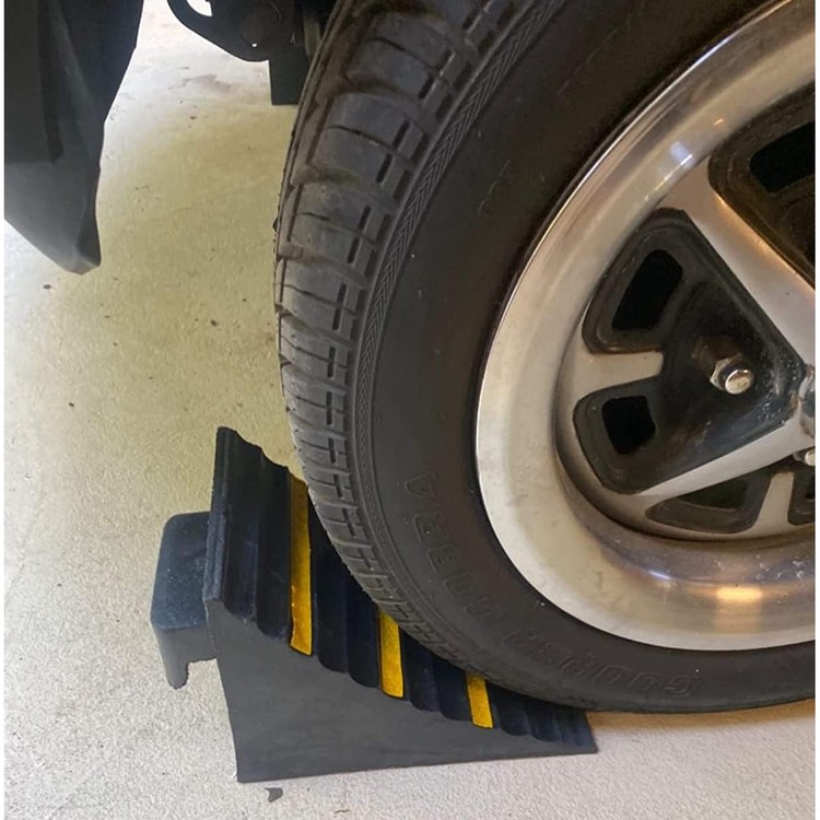bimiti-wheel-chocks-2-pack-25x-16x-19cm-rubber-tyre-saver-brake-stoppers-heavy-duty-car-vehicle-wedge-with-handles-and-yellow-strips-caravan-chock-blo-02-lrf