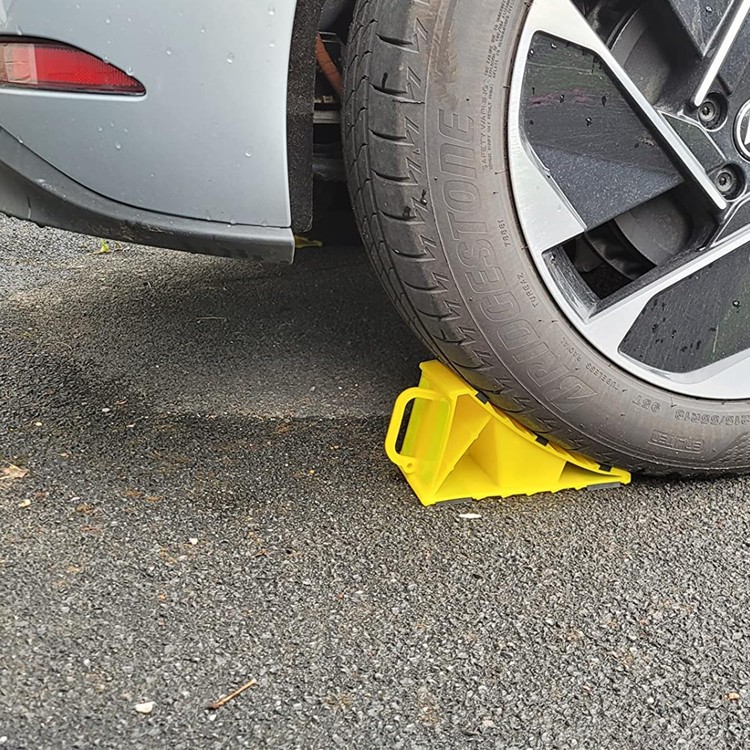 leadstand-car-wheel-chocks-non-slip-base-rvtraileryellow-plastic-wheel-chockssuitable-for-most-tyre-sizes2-pack-03-grn